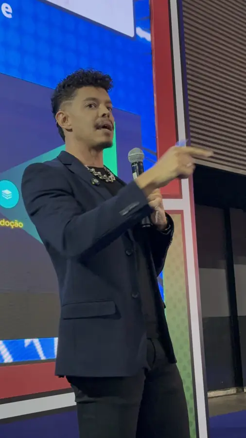 Bruno Scott gesticulando durante a palestra na ABRAMULTI 2026