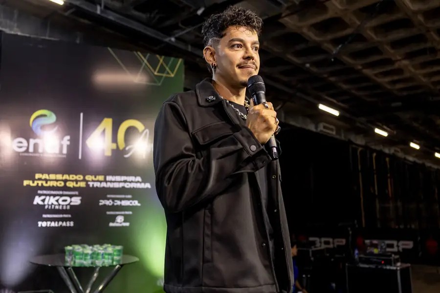 Bruno Scott falando ao público no ENAF 2026