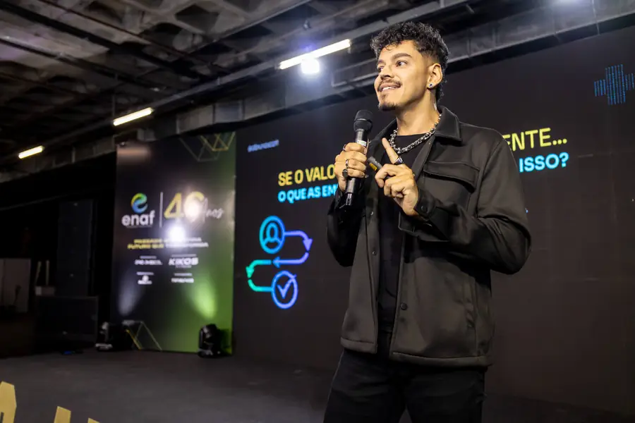 Bruno Scott com microfone no palco do ENAF 2026