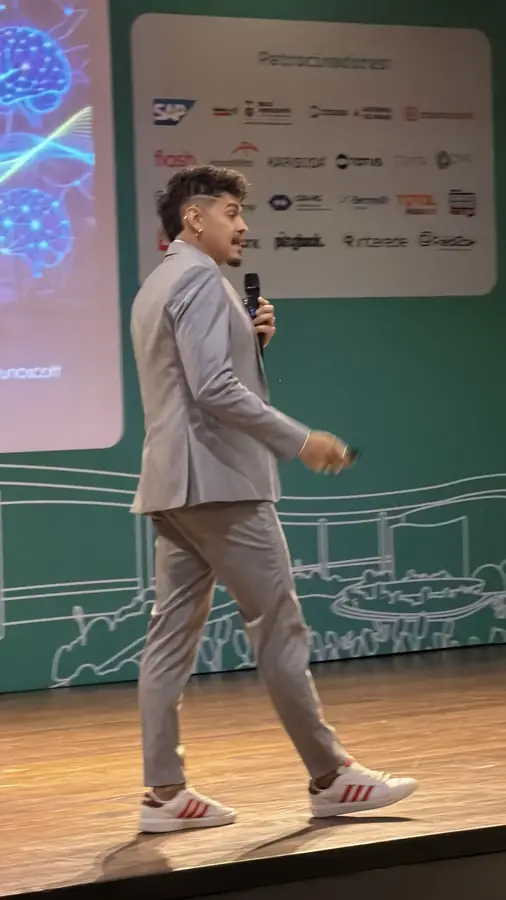 Bruno Scott caminhando no palco do Minas Summit 2026
