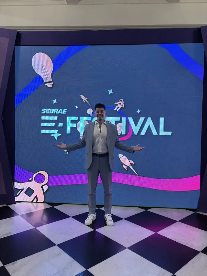 Bruno Scott diante do telão do Sebrae E-Festival 2026