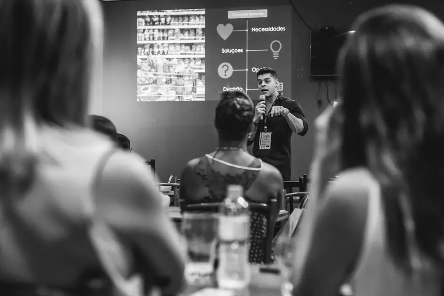 Bruno Scott palestrando no 3º Sete Lagoas Talks, em 2019